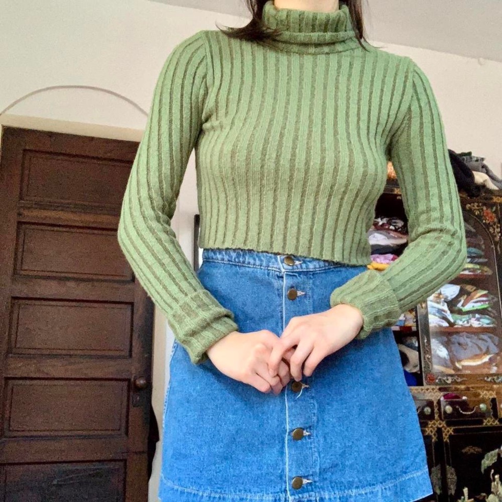 Retro-inspired Green Cropped Turtleneck Sweater 🦕